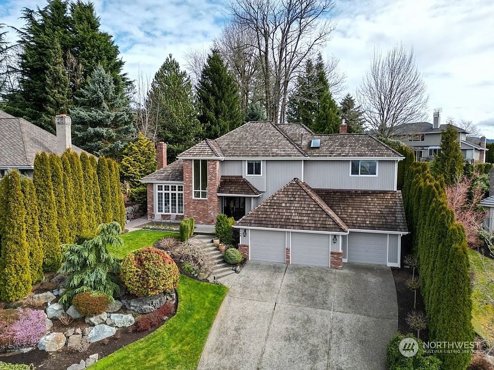 Beautiful arrival to this impressive 2-story home with brick accents, situated on a cul-de-sac lot that offers serene territorial views. >