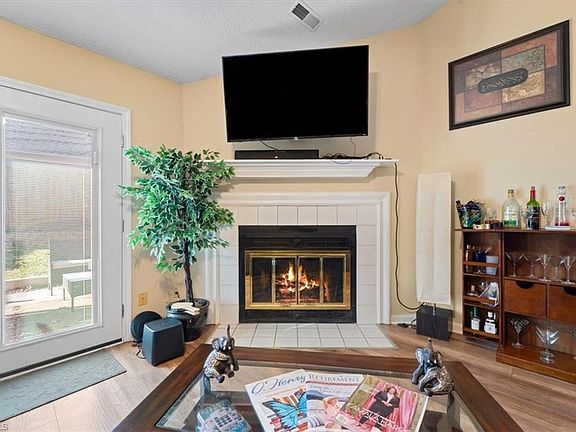 5th image of 5 Pipers Glen Ct