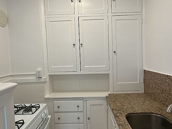 2nd image of 2905-2911 Van Ness Ave #204