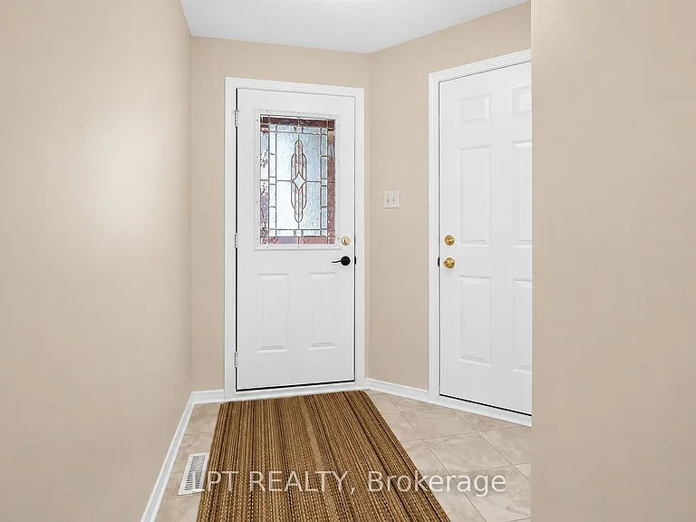 84 Newborough Cres — Photo 3