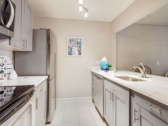 3rd image of 3531 Gillham Rd #507eb1bc7