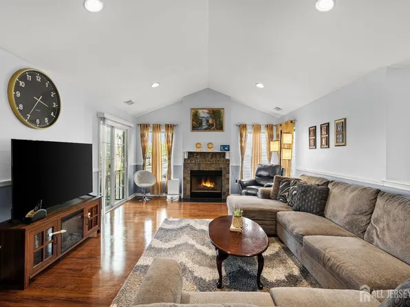 123 Chariot Ct, Piscataway, NJ 08854