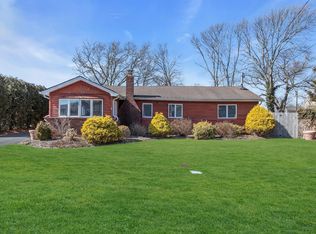 2 Elgin Pl, East Patchogue, NY 11772