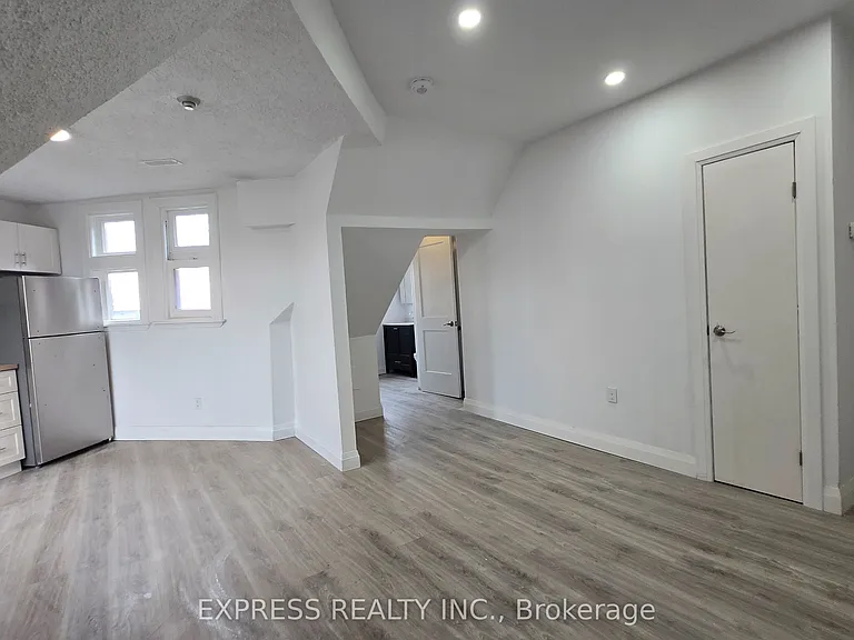 252 James St S #301 — Photo 14