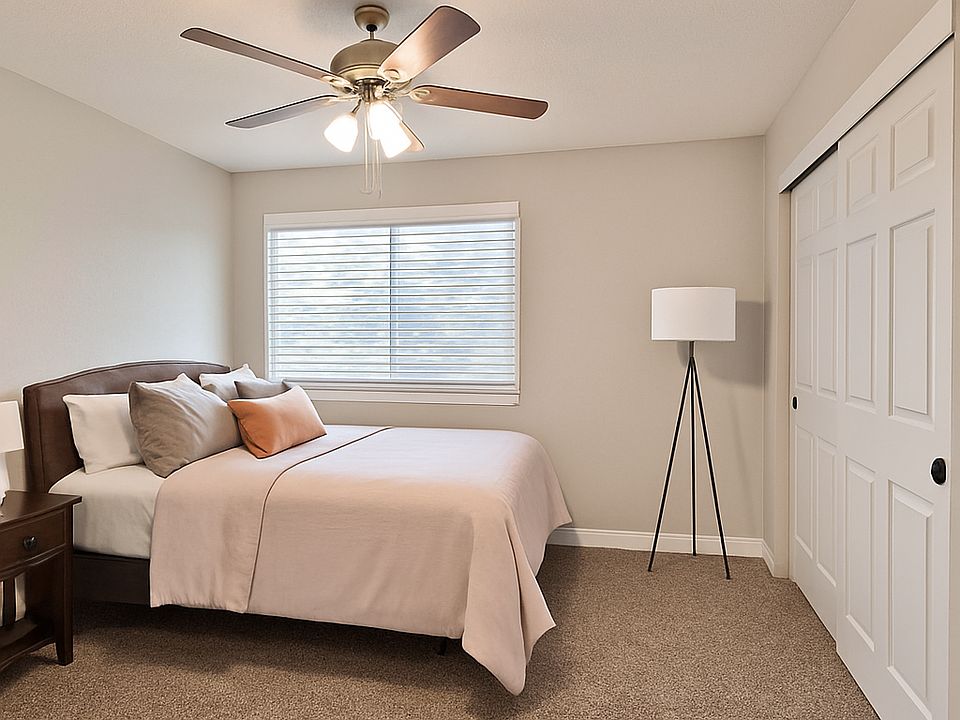 2nd bedroom (Queen bed)