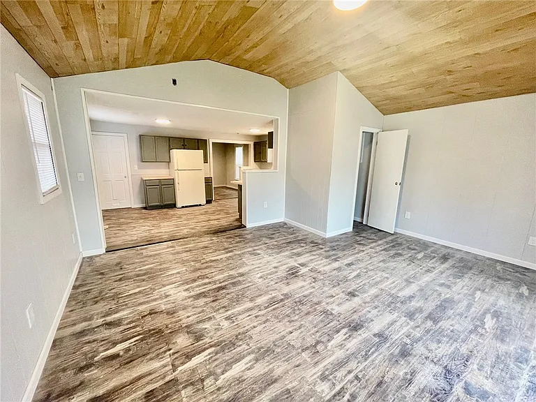 223 E Filbert St — Photo 15