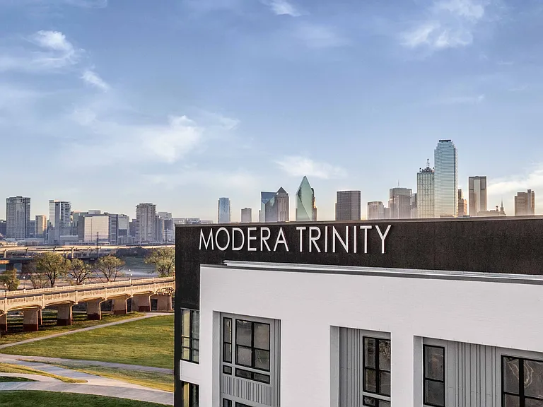 Conveniently located on the West Bank of the Trinity River, Modera Trinity boasts exciting on-site retail, premium homes, and a nearby levee path connecting to a future planned 250-acre park.