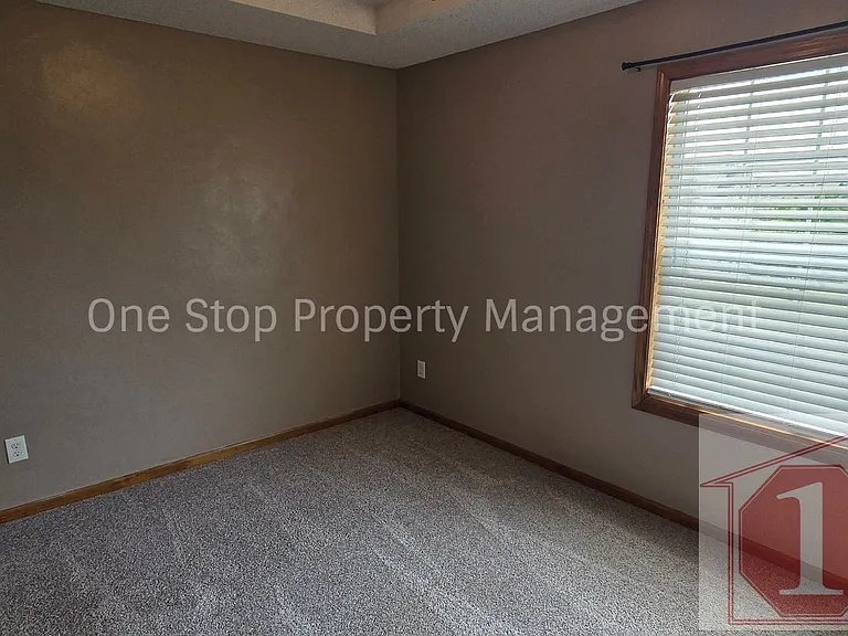 1317 S Huntington Dr — Photo 14