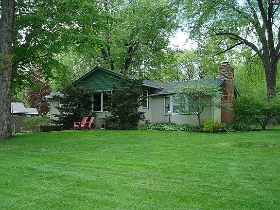 3rd image of 85 Kingsview Ln N