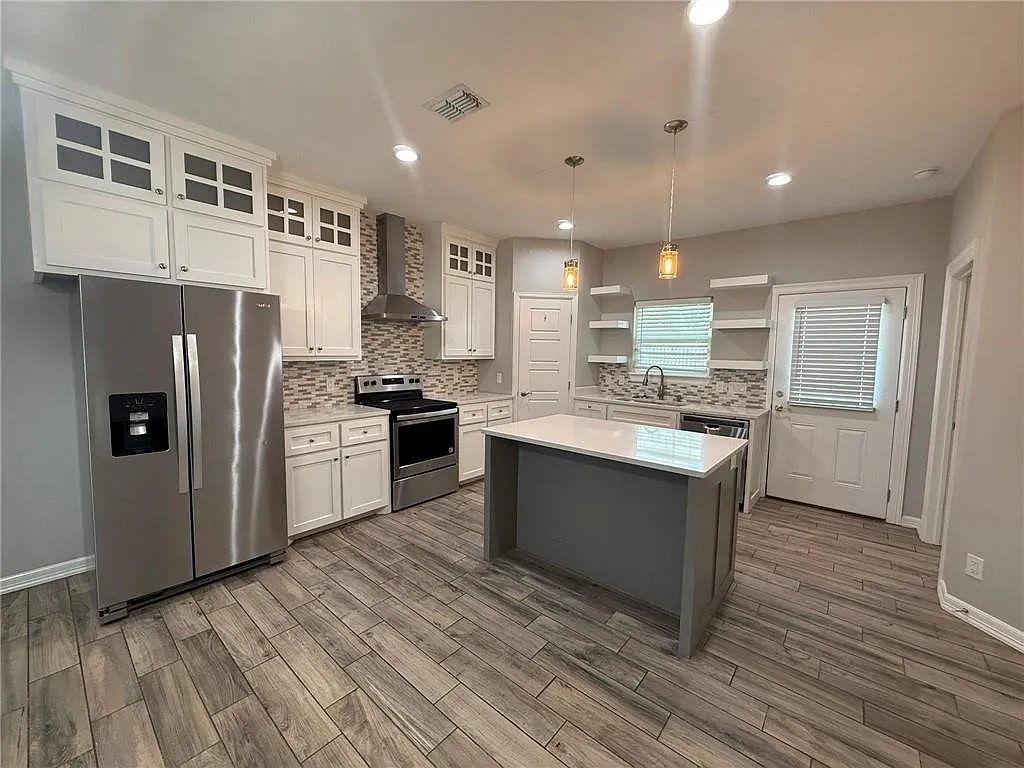3 bed, 2.0 bath, 1326 sqft, $2,300 — Photo 3