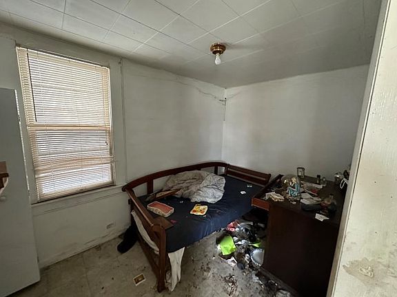 4th image of 10643 S Hoxie Ave