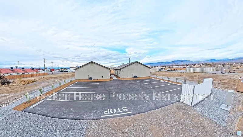 3 bed, 2.0 bath, 1007 sqft, $1,200 — Photo 2