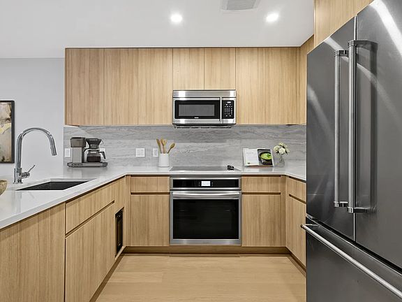 2nd image of 359 W 48th St #Gdn2