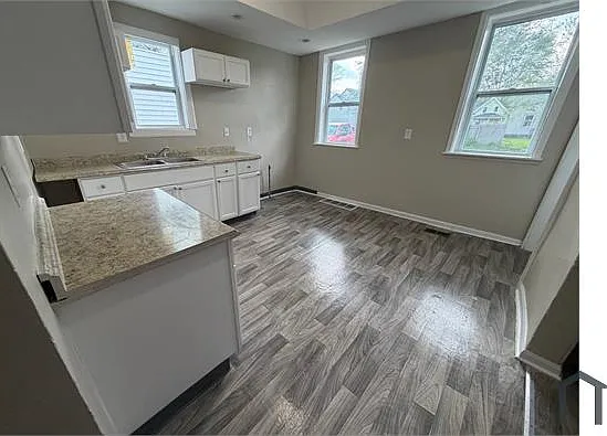 1131 Montrose Ave — Photo 5