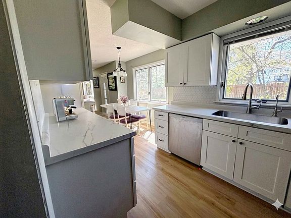 5th image of 15800 Valley View Rd