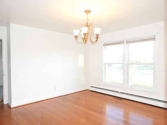 5th image of 211 Woodmere Dr
