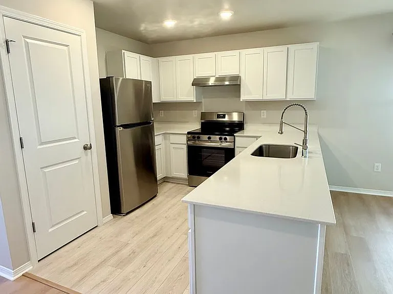 201 NE Olympic Rdg — Photo 3