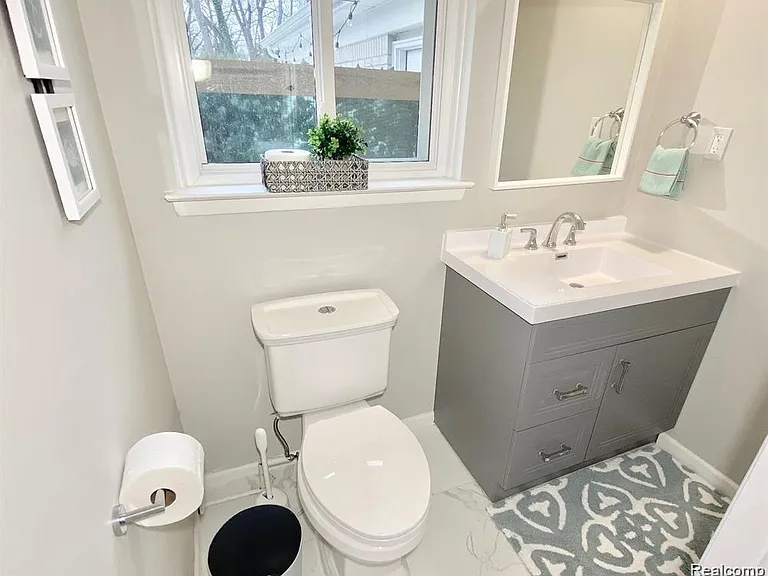 4077 Lincoln Dr — Photo 8