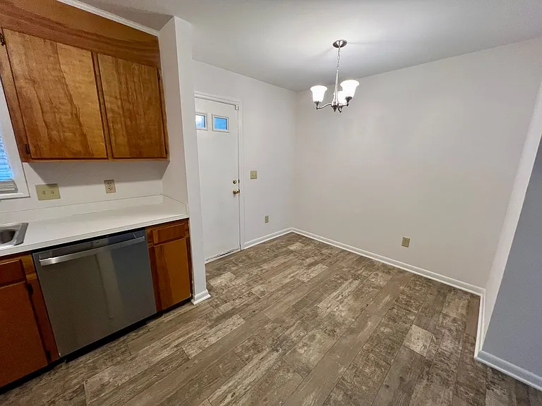 602 Picadilly Sq — Photo 7