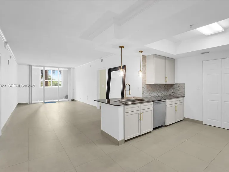 2000 N Bayshore Dr #211 — Photo 29