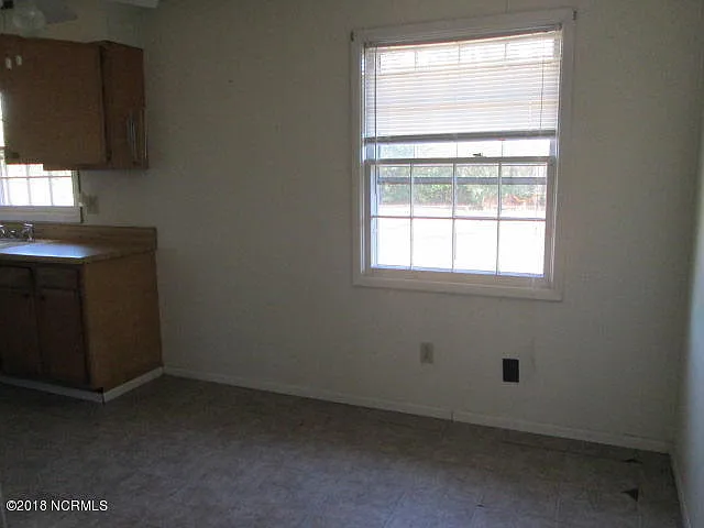 3 bed, 1.0 bath, 972 sqft, $1,250 — Photo 4