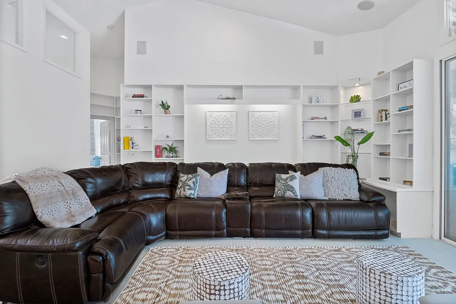 4 bed, 3.0 bath, 2798 sqft, $6,074 — Photo 3