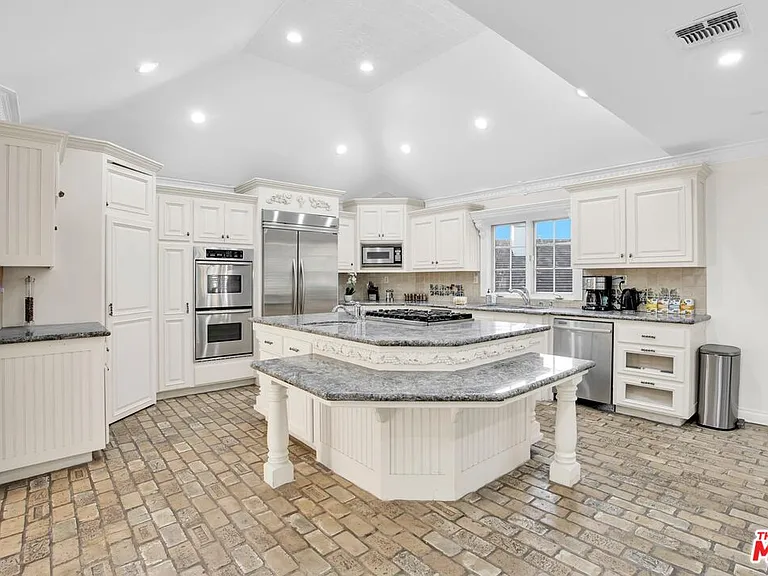 915 Edie Dr — Photo 17