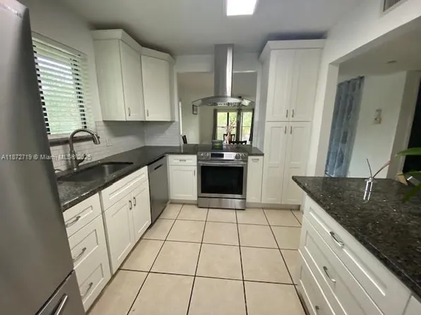 437 Lakeview Dr APT 201, Weston, FL 33326