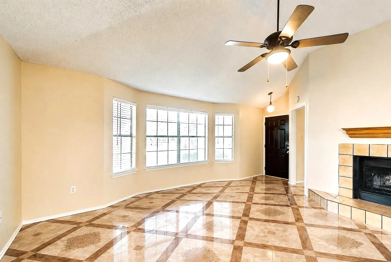 3 bed, 1235 sqft, $2,190 — Photo 1