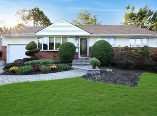 10 Sheridan St, Old Bethpage, NY 11804