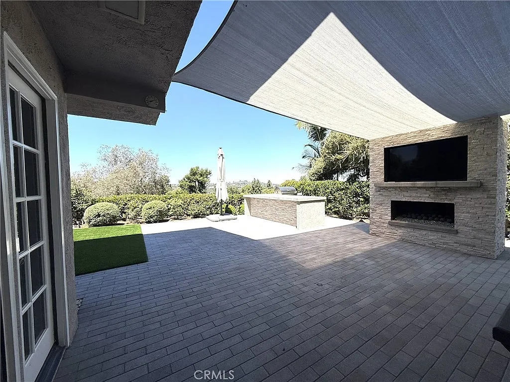 5 bed, 2.5 bath, 3427 sqft, $7,200 — Photo 2