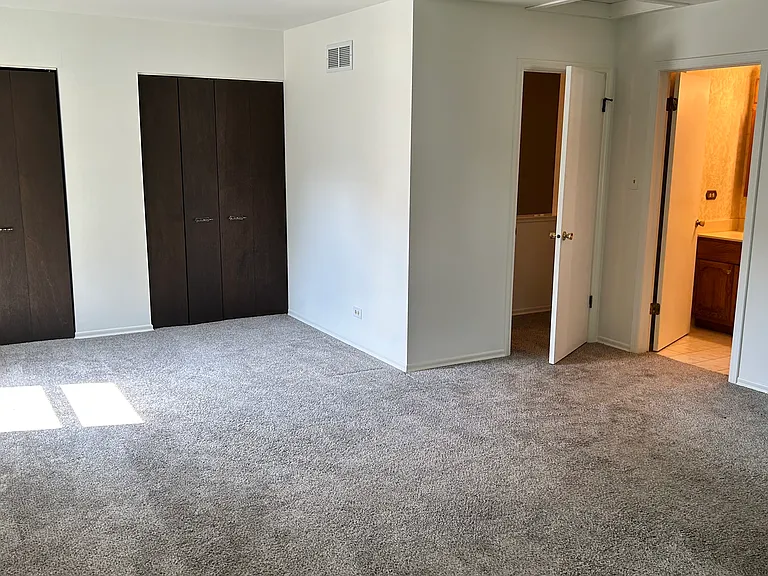 MBR 16x25 showing bifold closets and en-suite bathroom.