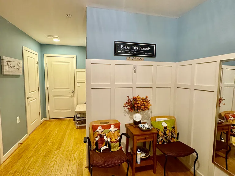 1447 Trafalgar Ln — Photo 2