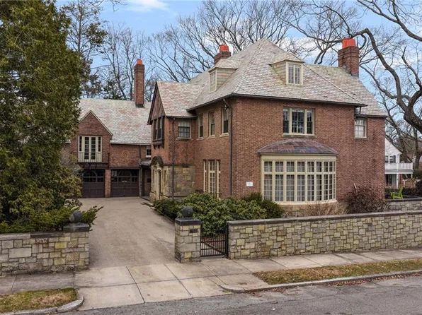 330 Freeman Pkwy, Providence, RI 02906