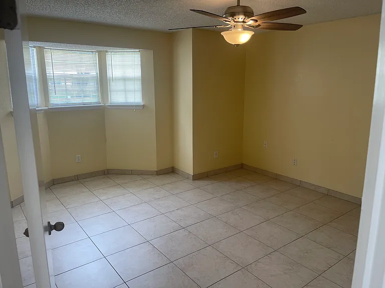 1852 Alberta Ct N — Photo 4