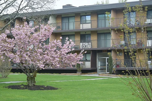 Country Club Apartments — Photo 2