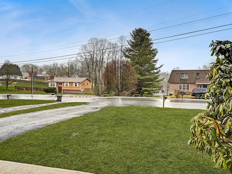 228 Wildwood Dr — Photo 3