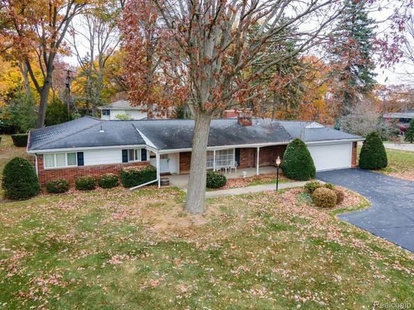 1465 Sodon Lake Dr, Bloomfield Hills, MI 48302
