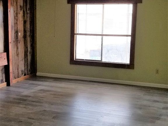 5th image of 8493 Varney Ave
