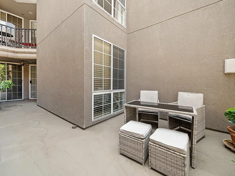 585 N Rossmore Ave #208 — Photo 15