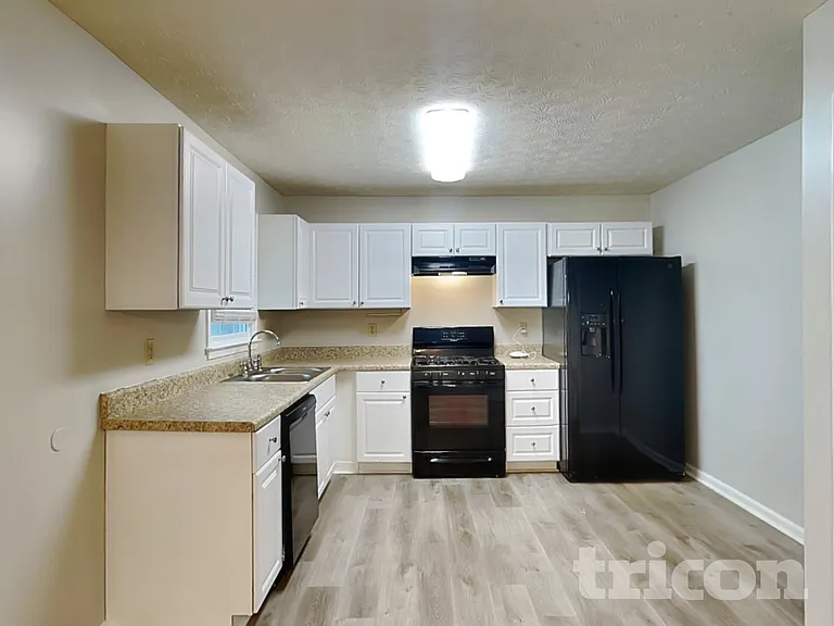 645 Dillon Dr — Photo 4