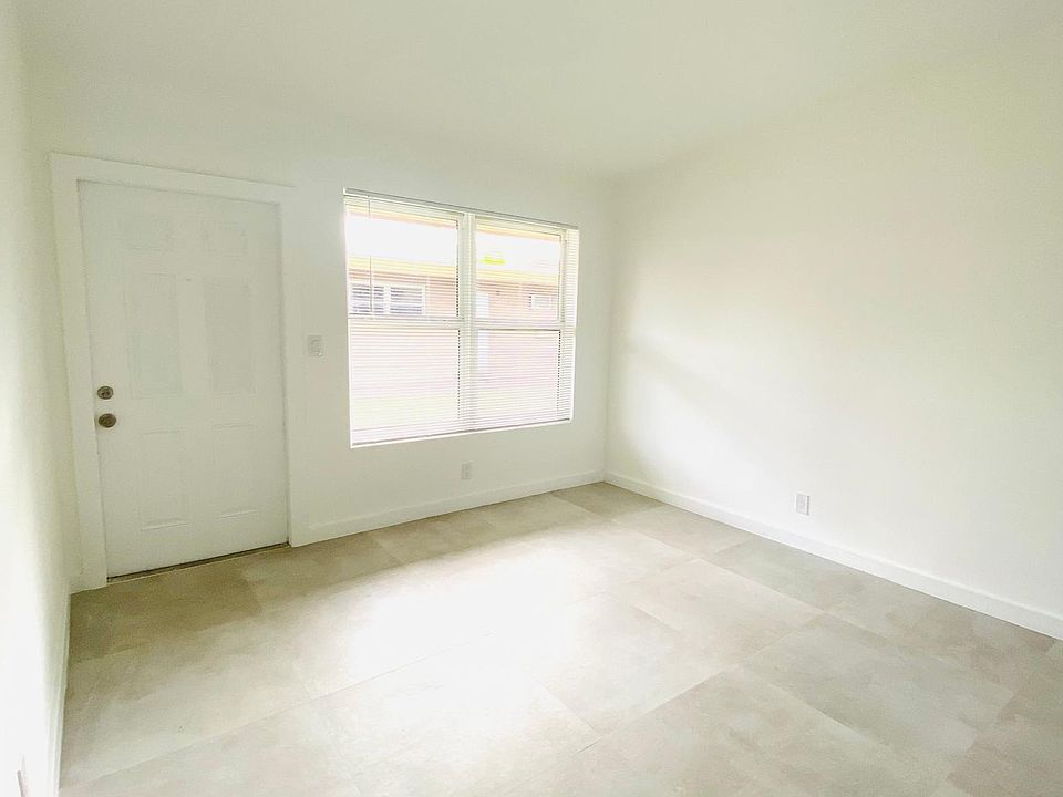 Living room and main entrance door.