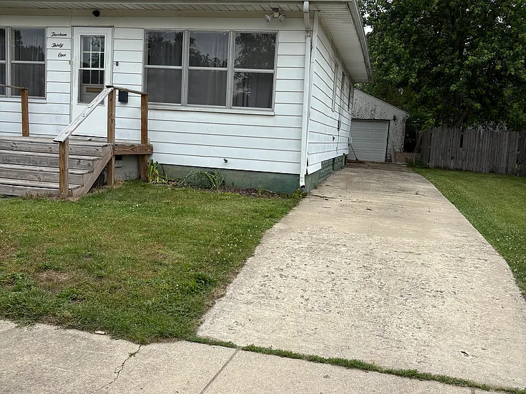 1331 Bissell St — Photo 2