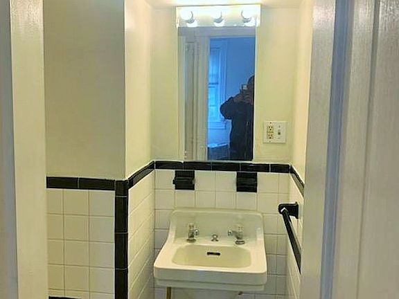 3rd image of 2315 N Charles St APT 4B