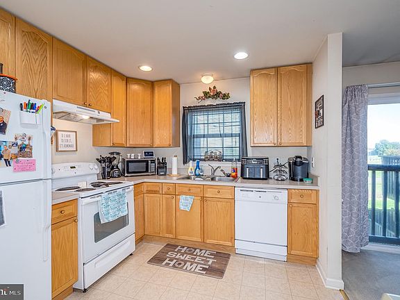 4th image of 63 Desert Rose Way