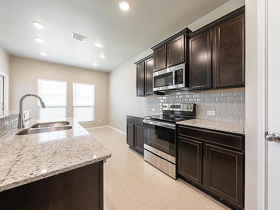4th image of 708 Friars Landing Dr