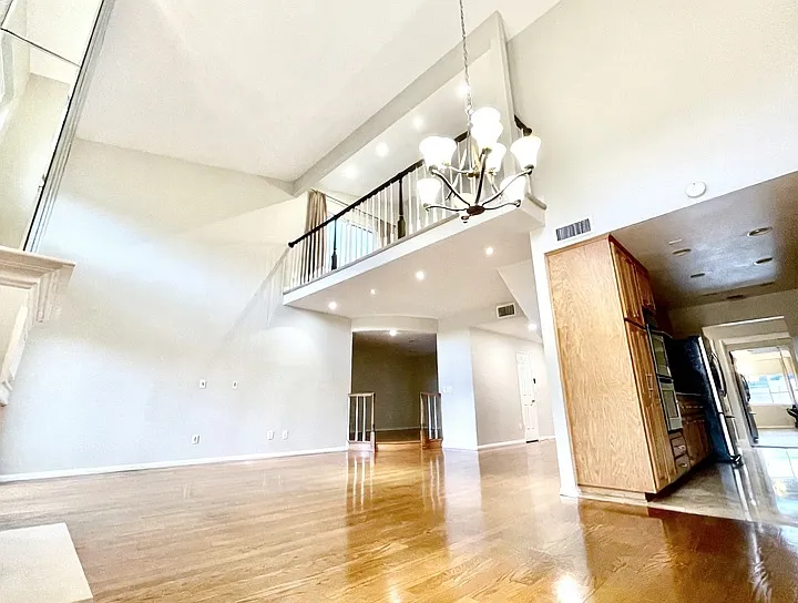 3 bed, 2.5 bath, 2119 sqft, $5,750 — Photo 1