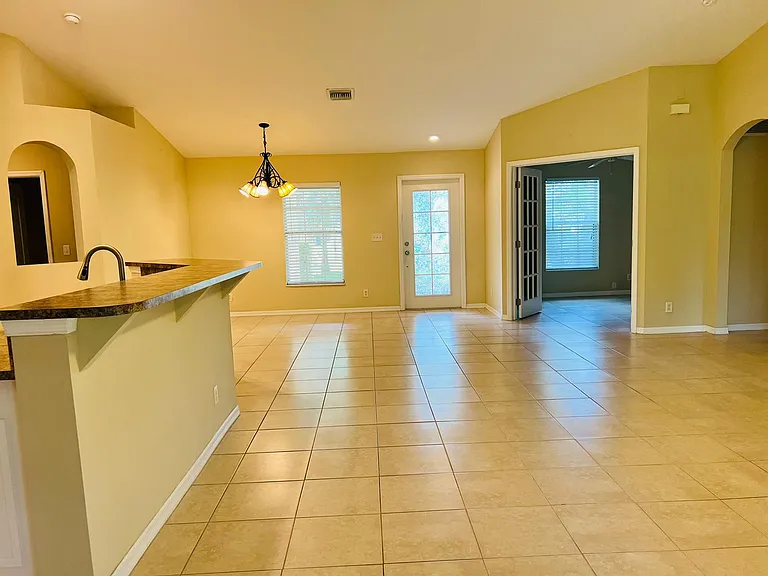 1214 NE 19th Ct — Photo 5