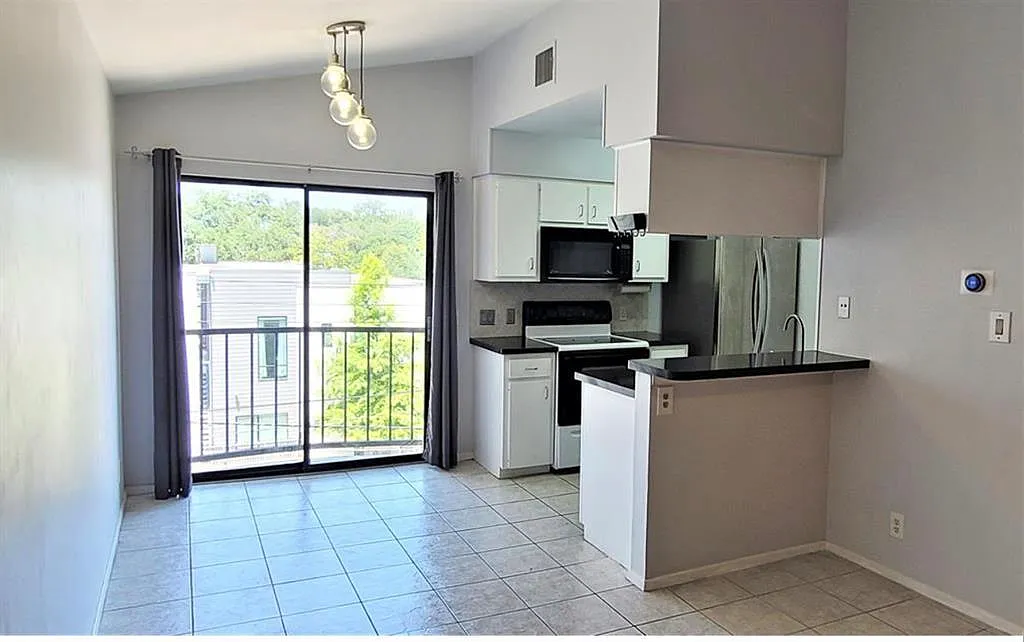 2 bed, 2.0 bath, 837 sqft, $1,795 — Photo 4