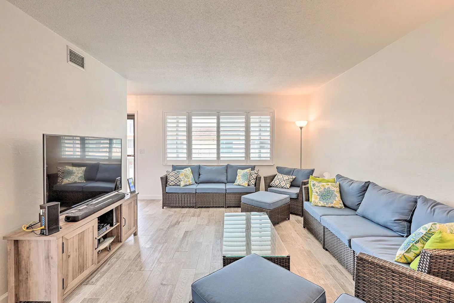 2 bed, 1.0 bath, 1140 sqft, $3,027 — Photo 1